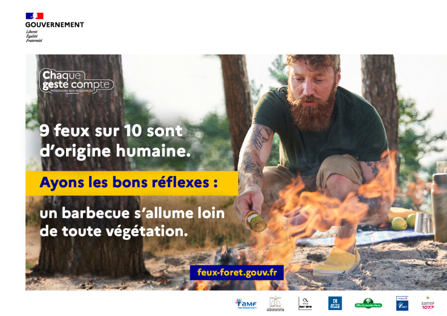 Les bons gestes contre les incendies : un barbecue s'allume loin de toute végétation.